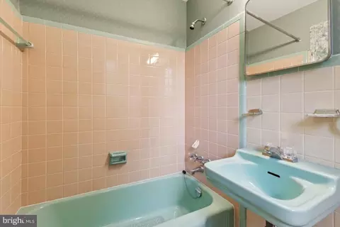 Bath - 5307 Kepler Ln, Springfield, VA 22151 photo 1 of 2