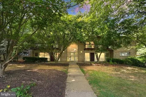 4211 Americana Dr #102, Annandale, VA 22003