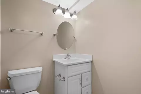 Bath - 7621 Tremayne Pl #113, Mclean, VA 22102 photo 2 of 4