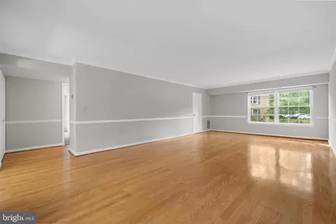 Living - 7621 Tremayne Pl #113, Mclean, VA 22102 photo 2 of 8