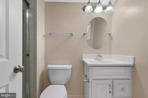 Bath - 7621 Tremayne Pl #113, Mclean, VA 22102 photo 3 of 4