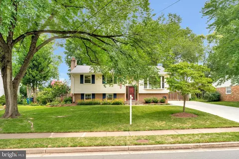 14704 Lock Dr, Centreville, VA 20120