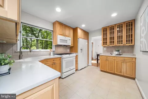 Kitchen - 6204 Erman Ct, Burke, VA 22015 photo 3 of 4