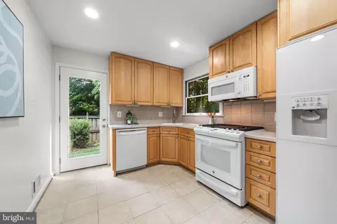 Kitchen - 6204 Erman Ct, Burke, VA 22015 photo 4 of 4