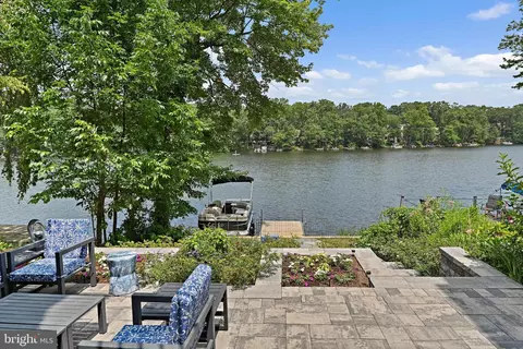 1605 Greenbriar Ct, Reston, VA 20190