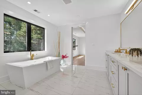 Bath - 1730 Barbee St, Mclean, VA 22101 photo 5 of 9