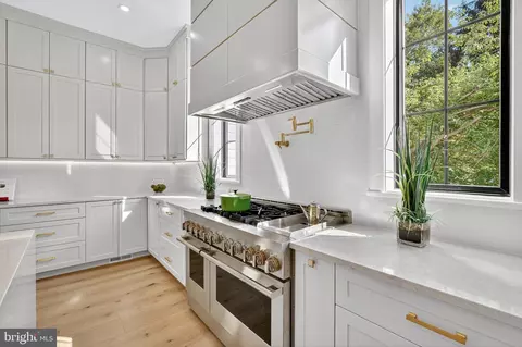 Kitchen - 1730 Barbee St, Mclean, VA 22101 photo 6 of 9