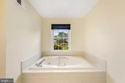 Bath - 9509 Leathersmith Ct, Burke, VA 22015 photo 2 of 4