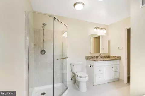 Bath - 9509 Leathersmith Ct, Burke, VA 22015 photo 3 of 4