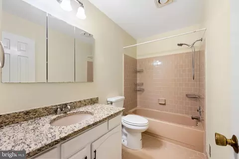 Bath - 9509 Leathersmith Ct, Burke, VA 22015 photo 4 of 4