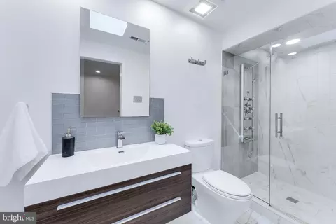 Bath - 11205 Wedge Dr, Reston, VA 20190 photo 2 of 4