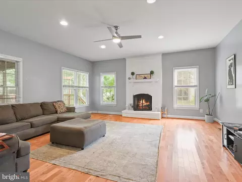 Living - 6201 Cardinal Brook Ct, Springfield, VA 22152 photo 2 of 6