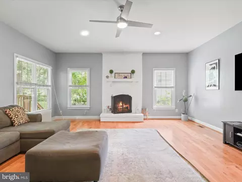 Living - 6201 Cardinal Brook Ct, Springfield, VA 22152 photo 4 of 6