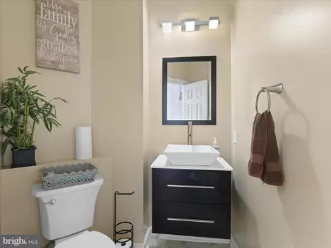 Bath - 6201 Cardinal Brook Ct, Springfield, VA 22152 photo 1 of 7