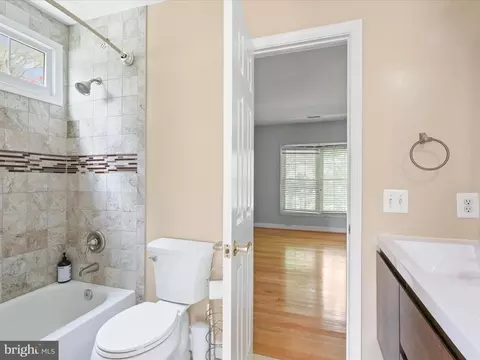 Bath - 6201 Cardinal Brook Ct, Springfield, VA 22152 photo 6 of 7