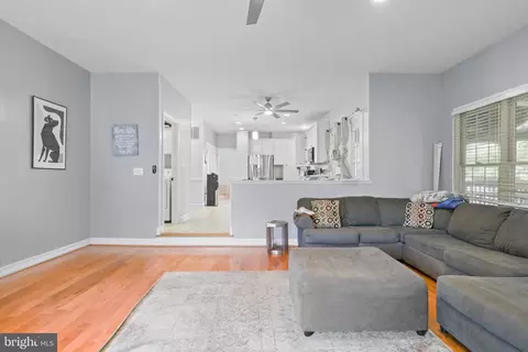 Entry Way - 6201 Cardinal Brook Ct, Springfield, VA 22152 photo 5 of 8