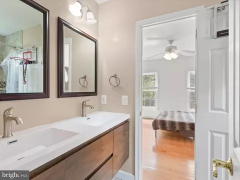 Bath - 6201 Cardinal Brook Ct, Springfield, VA 22152 photo 5 of 7