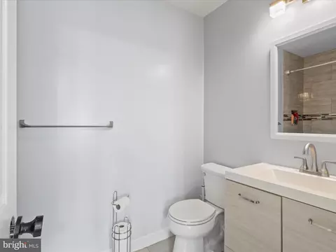 Bath - 6201 Cardinal Brook Ct, Springfield, VA 22152 photo 4 of 7