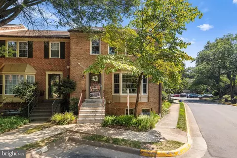 2867 Sutton Oaks Ln, Vienna, VA 22181