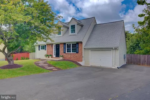 1404 Skyhaven Ct, Herndon, VA 20170