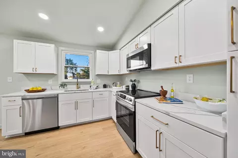 4426 Cub Run Rd, Chantilly, VA 20151 photo 2