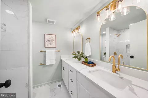 4426 Cub Run Rd, Chantilly, VA 20151 photo 3