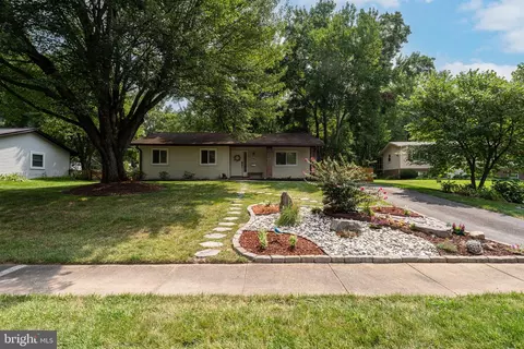 909 Mcdaniel Ct, Herndon, VA 20170