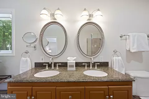 Bath - 9100 Joyce Phillip Ct, Springfield, VA 22153 photo 3 of 4