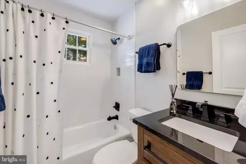 Bath - 9100 Joyce Phillip Ct, Springfield, VA 22153 photo 4 of 4