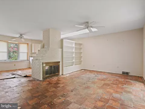 Living - 7304 Dickenson St, Springfield, VA 22150 photo 2 of 2