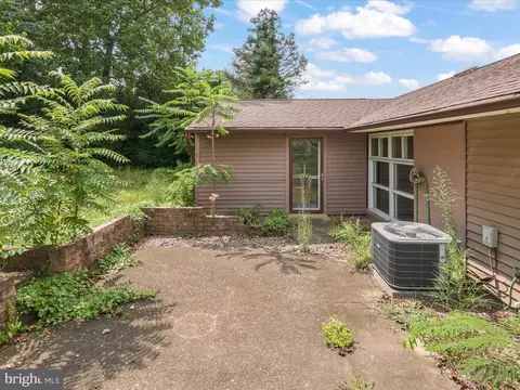 Exterior - 7304 Dickenson St, Springfield, VA 22150 photo 5 of 9