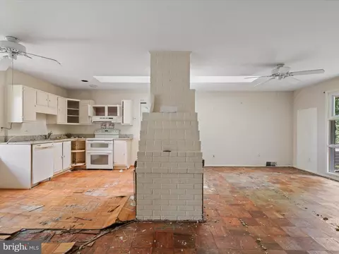 Living - 7304 Dickenson St, Springfield, VA 22150 photo 1 of 2