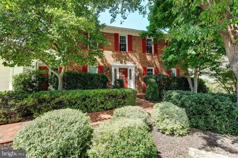 5712 Mackenzie St, Centreville, VA 20120