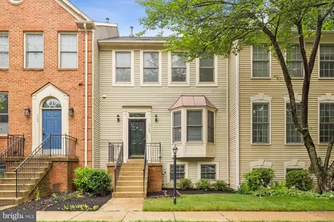 7702 Ousley Pl, Alexandria, VA 22315