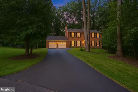 12147 Holly Knoll Cir, Great Falls, VA 22066