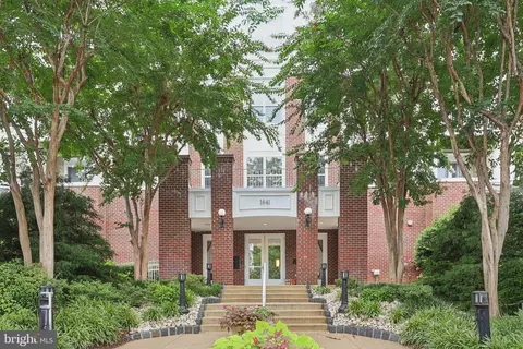 1641 International Dr #207, Mclean, VA 22102