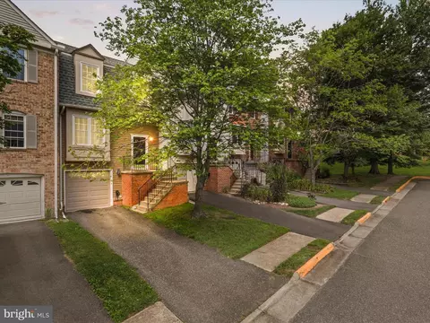 6153 Forest Creek Ln, Springfield, VA 22152