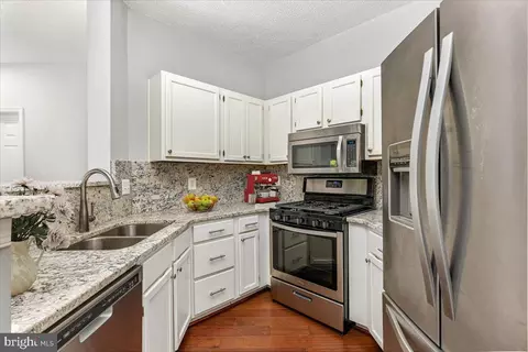14309 Climbing Rose Way #204, Centreville, VA 20121