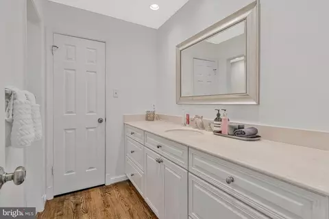 Bath - 6280 Dunaway Ct, Mclean, VA 22101 photo 1 of 6