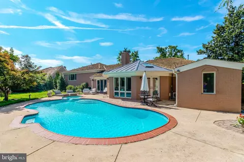 Exterior - 6280 Dunaway Ct, Mclean, VA 22101 photo 5 of 14