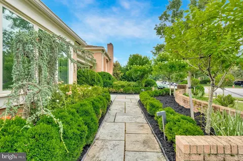 Exterior - 6280 Dunaway Ct, Mclean, VA 22101 photo 4 of 14