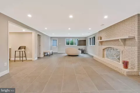 Living - 6280 Dunaway Ct, Mclean, VA 22101 photo 5 of 6