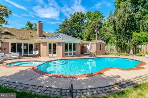 Exterior - 6280 Dunaway Ct, Mclean, VA 22101 photo 7 of 14