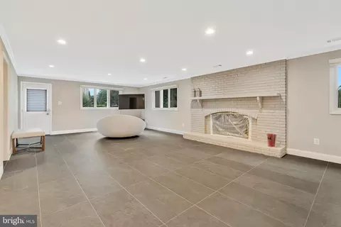 Living - 6280 Dunaway Ct, Mclean, VA 22101 photo 6 of 6