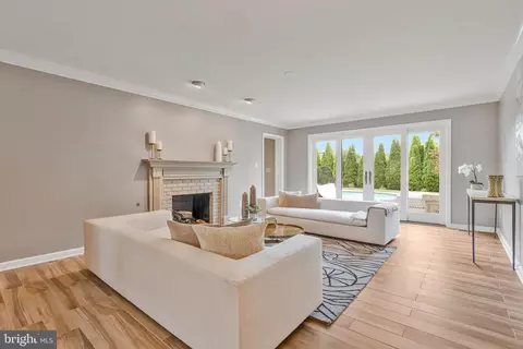 Living - 6280 Dunaway Ct, Mclean, VA 22101 photo 2 of 6