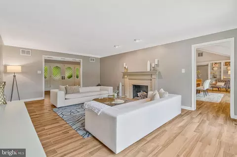Living - 6280 Dunaway Ct, Mclean, VA 22101 photo 3 of 6
