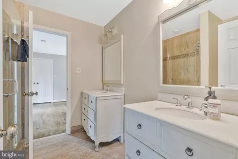Bath - 6280 Dunaway Ct, Mclean, VA 22101 photo 4 of 6
