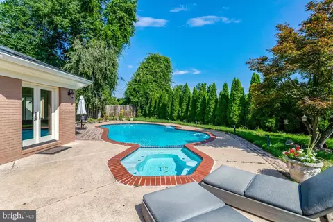 Exterior - 6280 Dunaway Ct, Mclean, VA 22101 photo 9 of 14