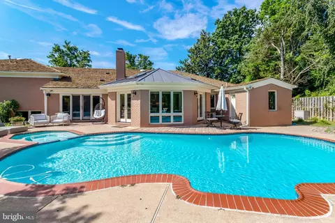 Exterior - 6280 Dunaway Ct, Mclean, VA 22101 photo 6 of 14