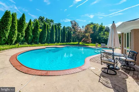 Exterior - 6280 Dunaway Ct, Mclean, VA 22101 photo 12 of 14